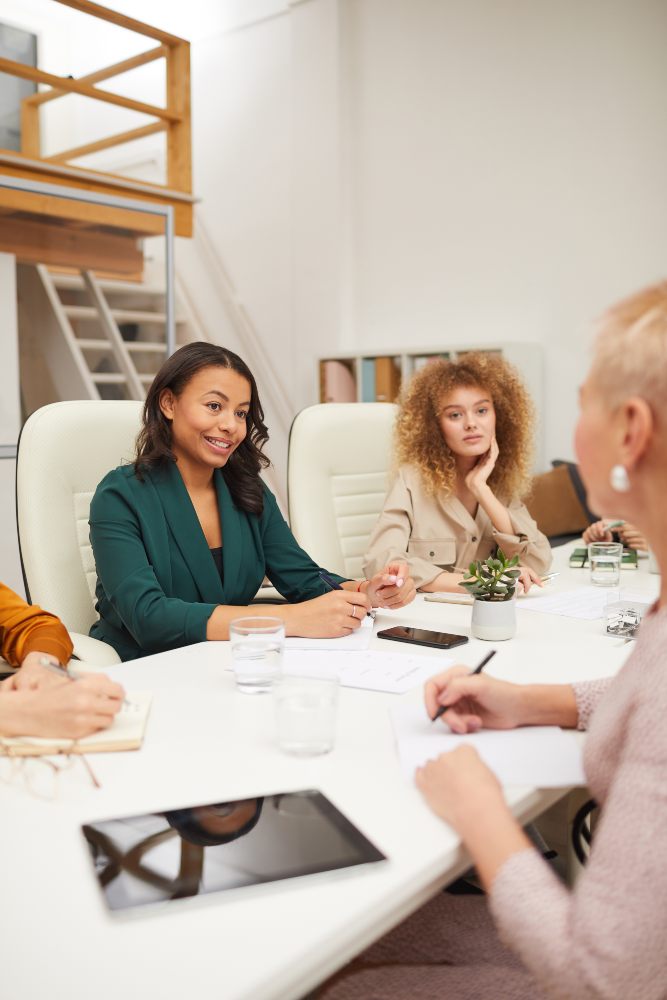 //thefinancialguidelines.com/wp-content/uploads/2023/08/female-office-workers-having-meeting-73KSTYT-1.jpg